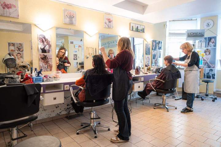  Coiffure adaptée à tous, hommes, femmes et enfants